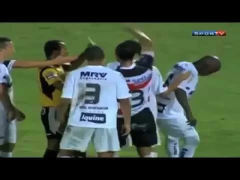 VIDEO – L’arbitro lo ammonisce, lui protesta imitando il moonwalk di Michael Jackson