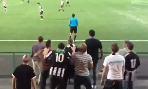 VIDEO – Svezia: la squadra perde 9-0 e i tifosi scimmiottano il guardalinee…