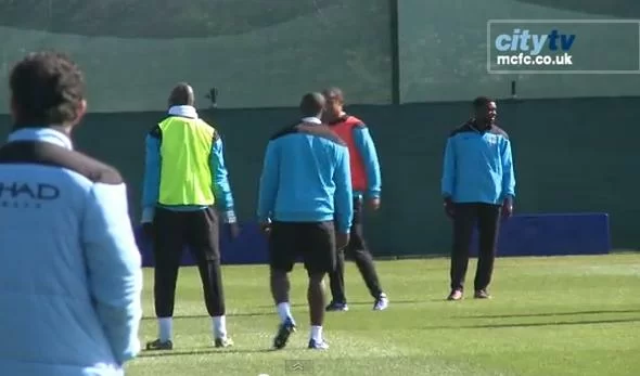 VIDEO – Balotelli studia un nuovo esercizio in allenamento. E i compagni diventano…