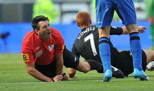 VIDEO – Doppio tackle sull’arbitro che va ko e si “vendica” con…