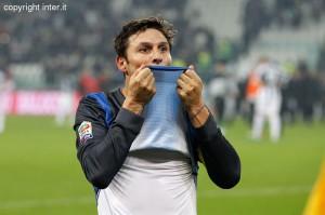 Juventus-Inter, Zanetti bacia maglia