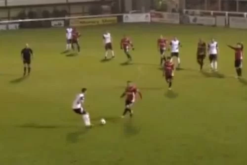 VIDEO – La punizione più goffa della storia: il giocatore inciampa e gli avversari fanno gol in contropiede