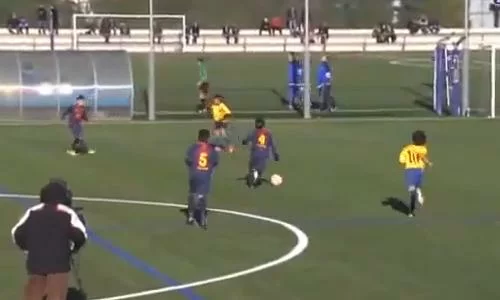 VIDEO – Il tiki-taka è quasi un’ossessione: guardate cosa combinano i Pulcini del Barça…