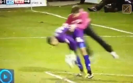VIDEO – Il portiere viene assalito da un tifoso. L’arbitro lo ammonisce per perdita di tempo…