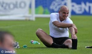 Esteban Cambiasso stretching Pinzolo