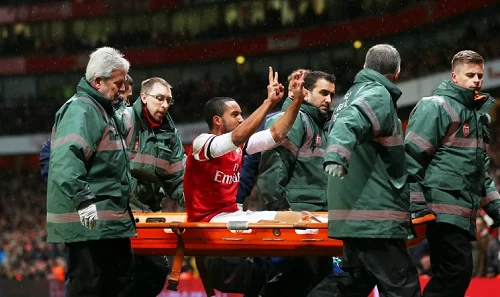 VIDEO/ Londra, derby infuocato: Walcott sfotte i tifosi del Tottenham mentre esce in barella