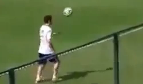 VIDEO/ Palleggi tra campo e tribuna: Messi e Aguero danno spettacolo in allenamento