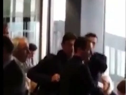 VIDEO – I tifosi della Roma incrociano Rocchi all’aeroporto. Tra ironia, insulti ed un invito “particolare”…