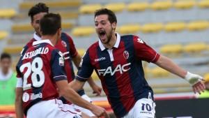 Mattia Destro of Bologna (R) celebrates after scoring during the Italian Serie A soccer match Bologna FC vs Atalanta BC at Renato Dall'Ara stadium in Bologna, Italy, 01 november 2015. ANSA/GIORGIO BENVENUTI