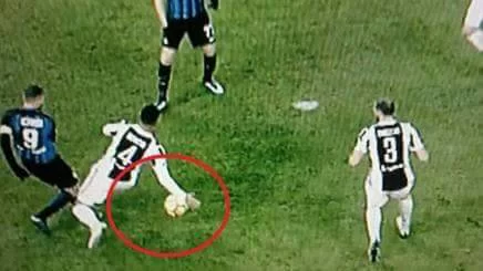 Juventus-Inter, la moviola: tanti gialli per Valeri e qualche dubbio su Benatia