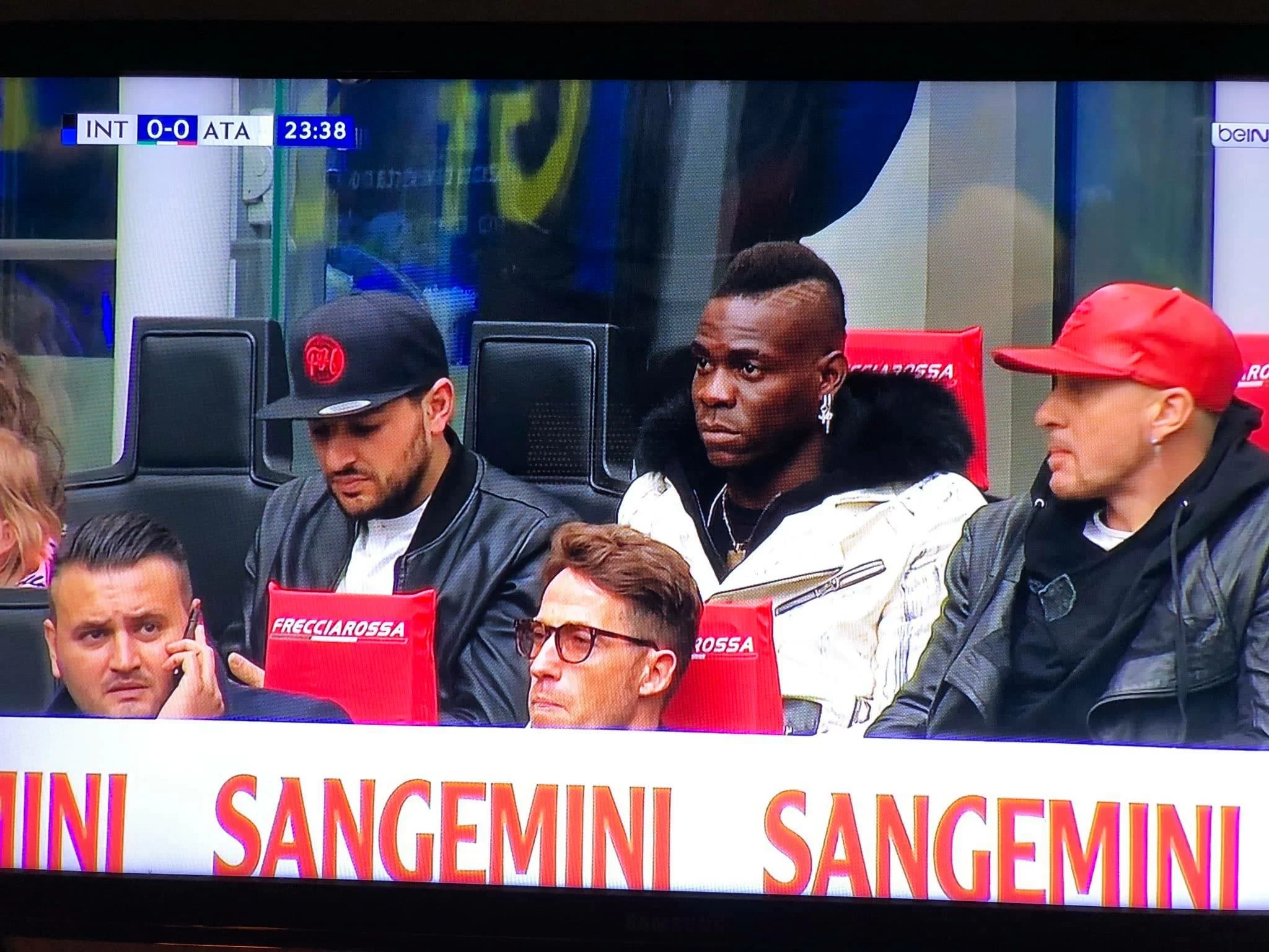 Balotelli allo stadio, cori contro l’attaccante del Marsiglia: “Figlio di p..”