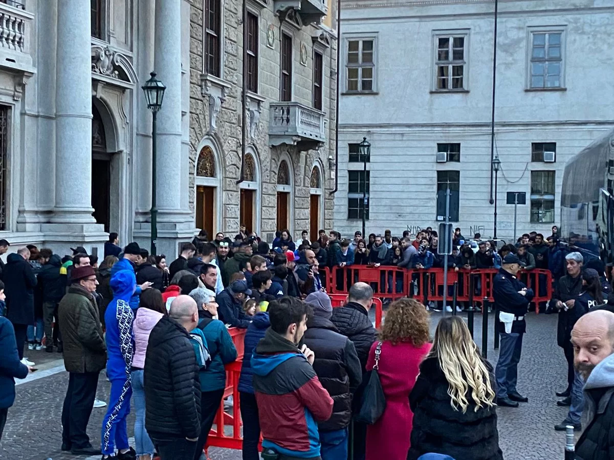 FOTO – Niente paura per il Coronavirus: centinaia di tifosi sotto l’albergo dell’Inter a Torino!