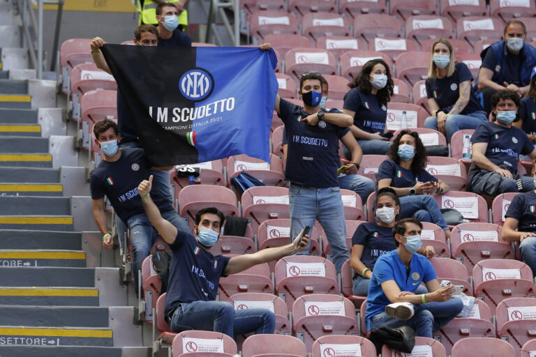 La situazione economica. Tifosi allo stadio