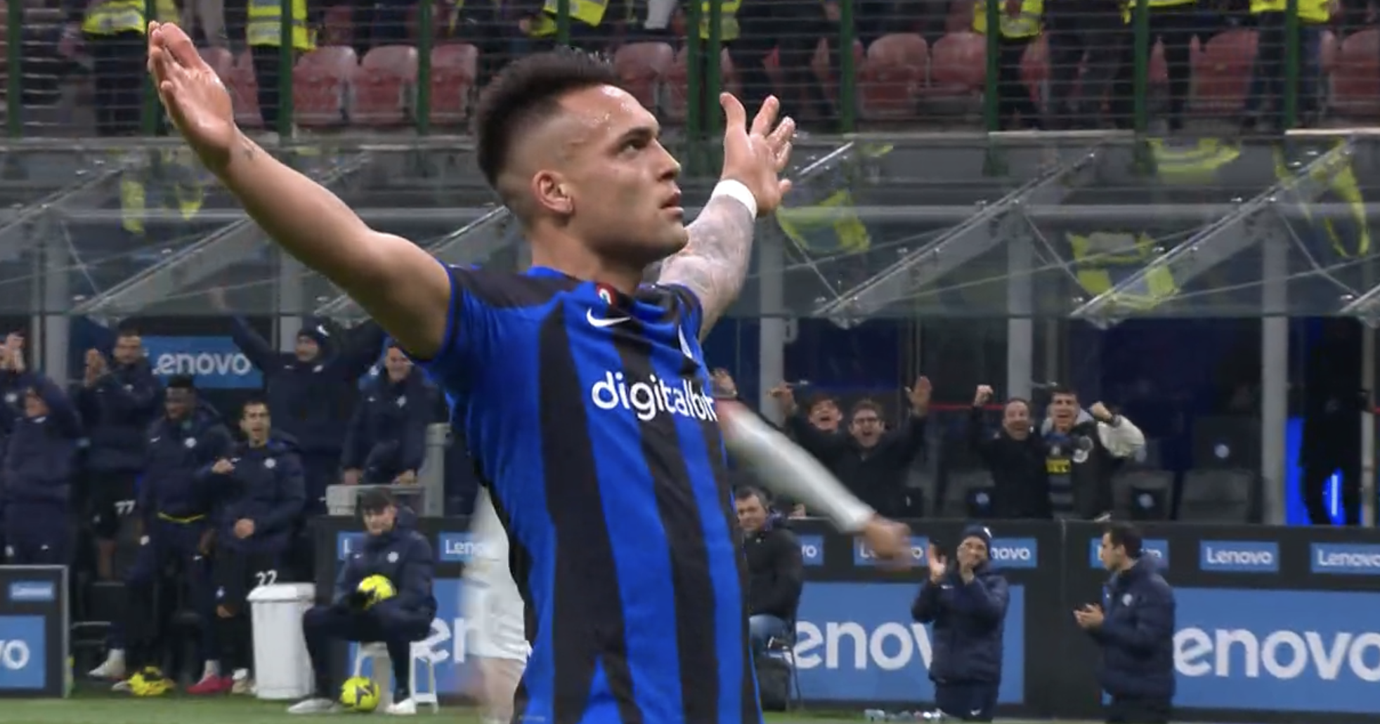 Lautaro Martinez esulta a San Siro