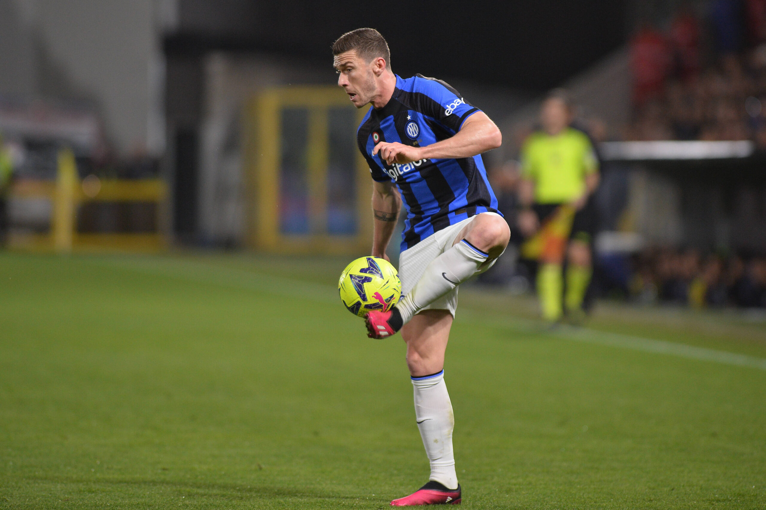 Gosens in campo durante Spezia-Inter