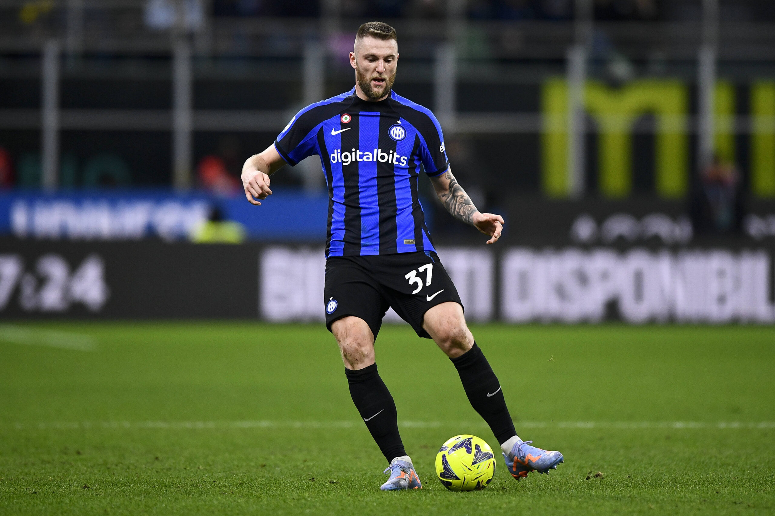 Skriniar in campo a San Siro durante Inter-Milan