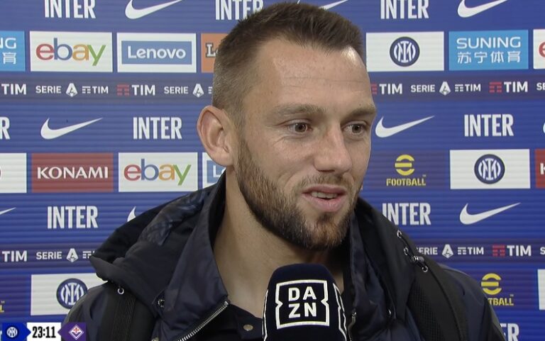 De Vrij durante il pre-partita di Inter-Fiorentina