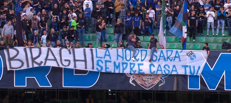 Lo striscione della Curva Nord in onore di Cristiano Biraghi prima di Inter-Fiorentina