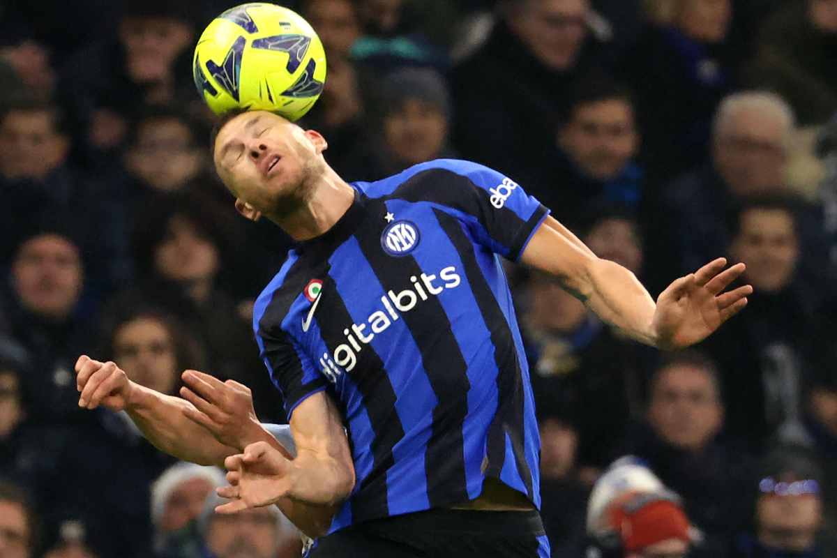 Dzeko saluta i tifosi nerazzurri