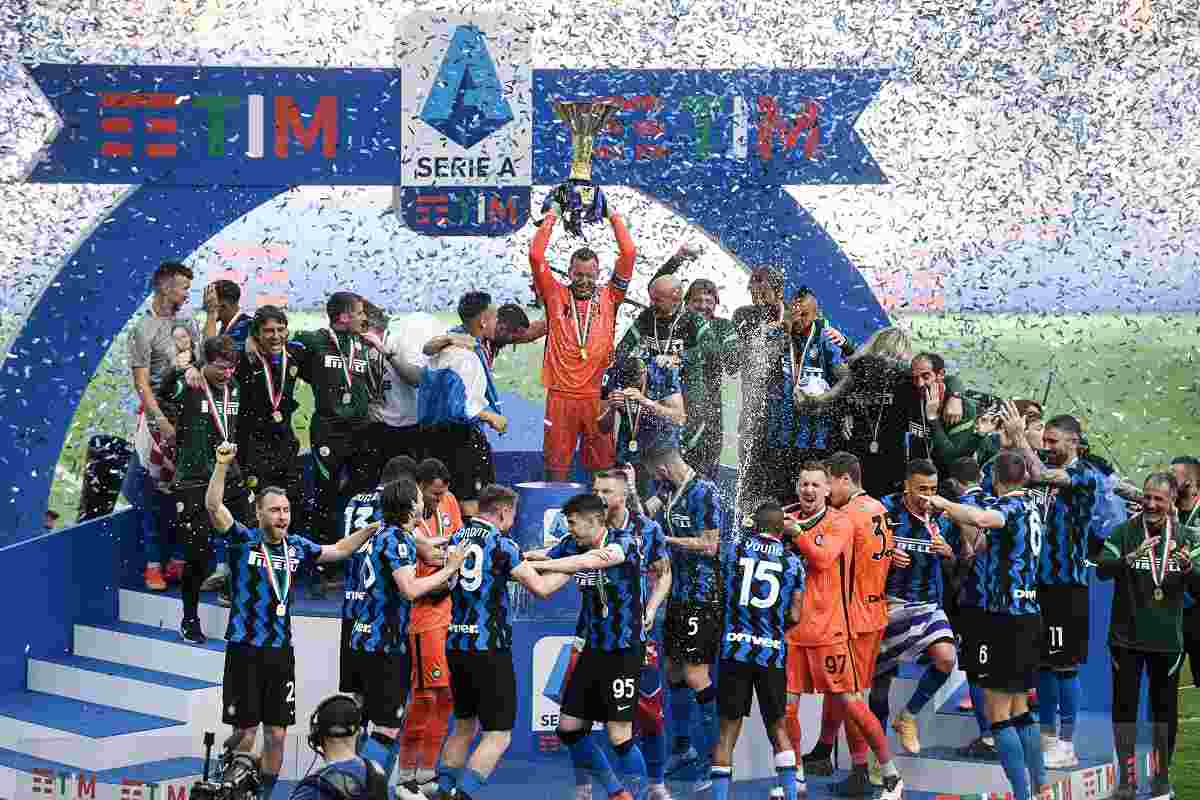 Handanovic alza al cielo il trofeo dello Scudetto dell'Inter