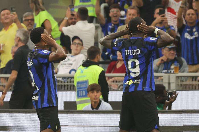 L'esultanza di Thuram e Dumfries al secondo gol
