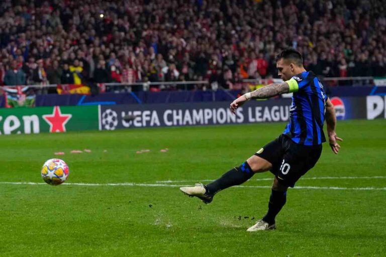Lautaro Martinez difeso dopo il rìgore sbagliato