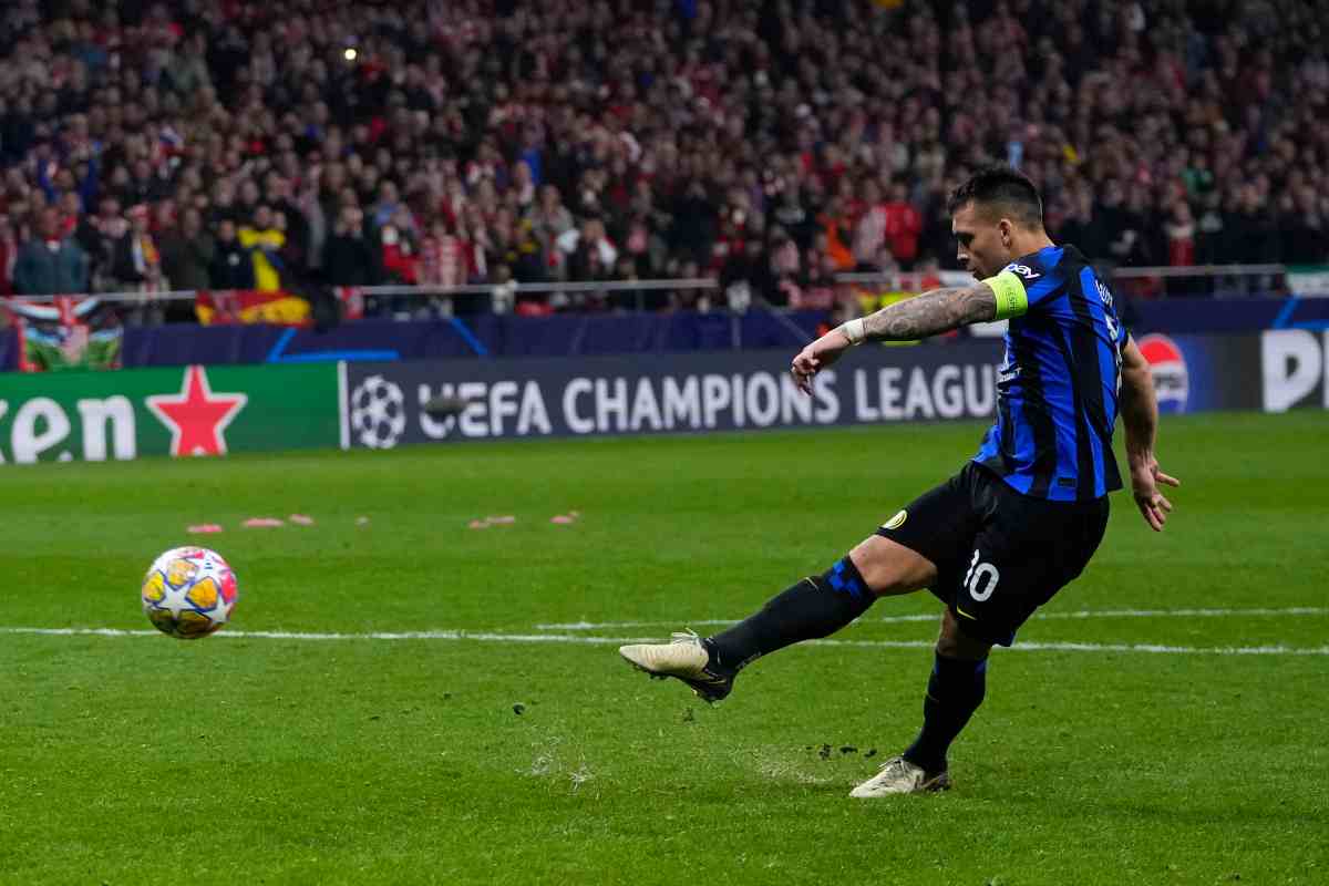 Lautaro Martinez difeso dopo il rìgore sbagliato