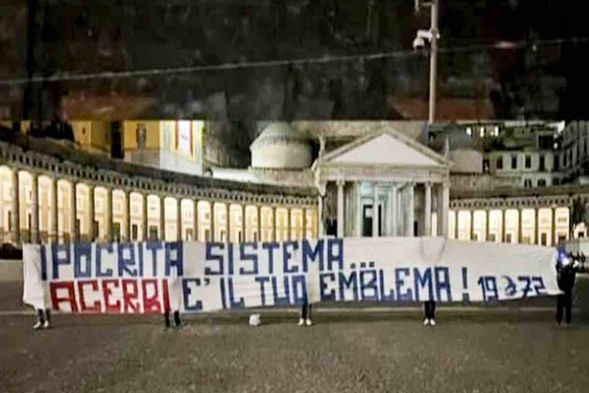 Gli Ultras del Napoli si scagliano contro Acerbi: striscione durissimo (FOTO)