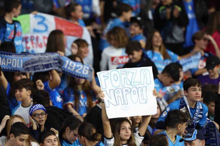 Gli Ultras del Napoli si scagliano contro Acerbi: striscione durissimo (FOTO)