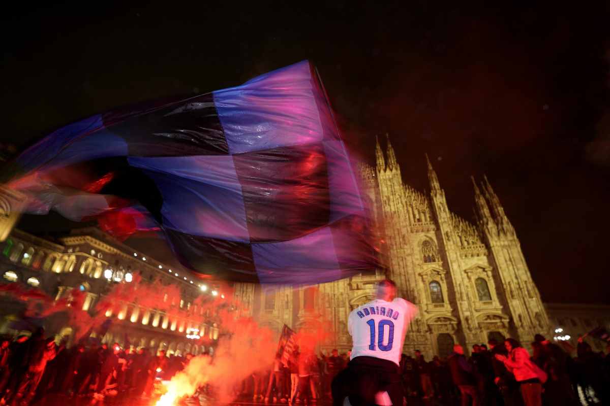 I tifosi dell'Inter esultano per il posticipo del match