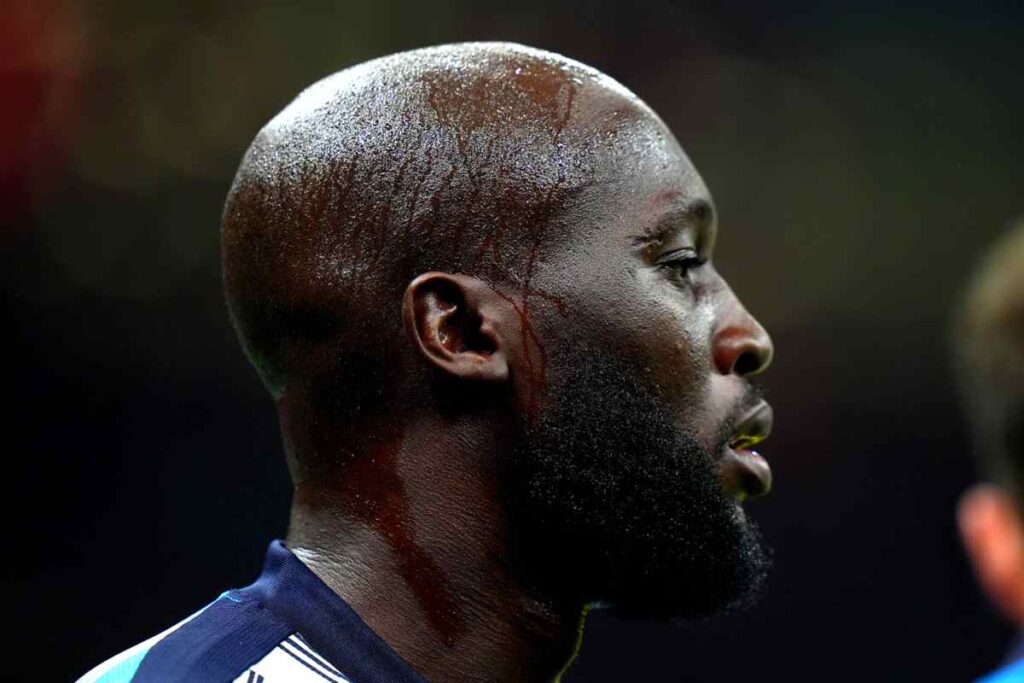 Romelu Lukaku durante il riscaldamento, ritratto di profilo con la divisa Inter