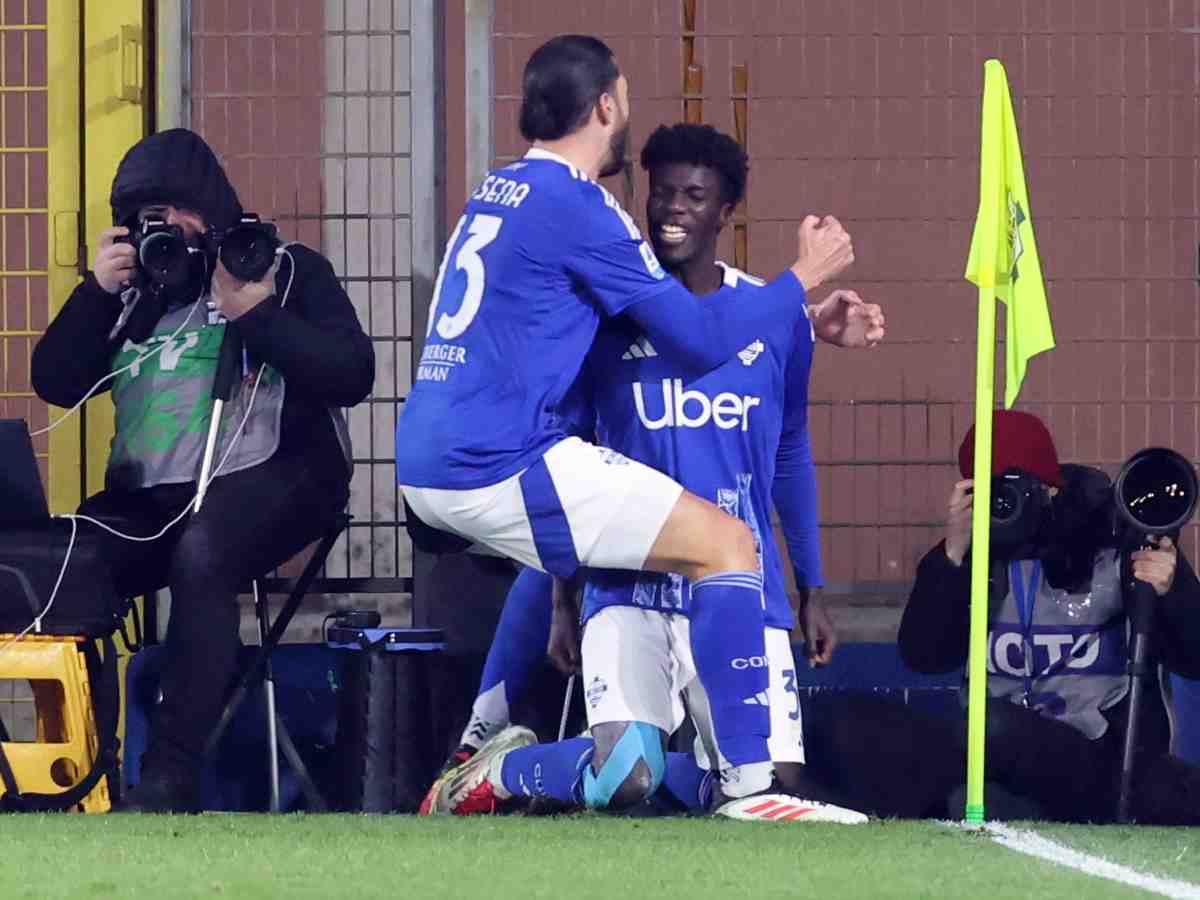 Diao abbracciato da un compagno