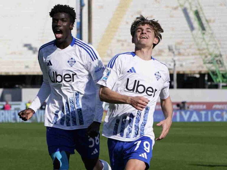 Diao e Nico Paz esultano dopo un gol