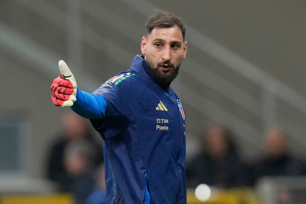 Donnarumma durante il riscaldamento con l'Italia