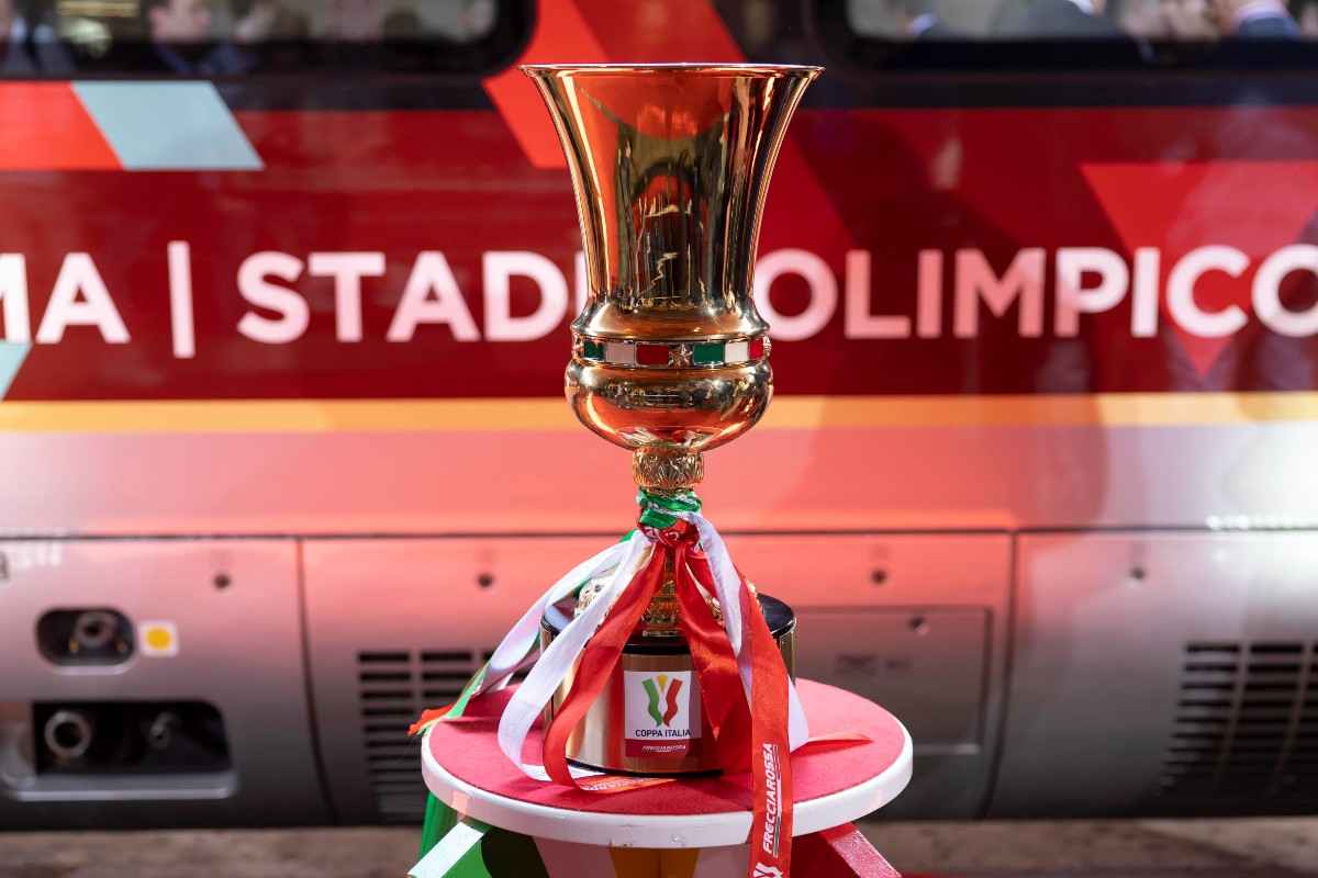 Il trofeo della Coppa Italia esposto