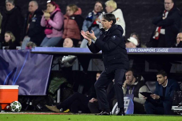 Inzaghi applaude i giocatori dalla panchina