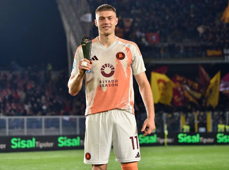 Dovbyk con il premio MVP
