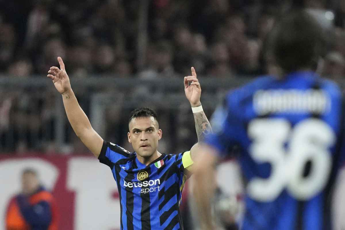 Lautaro con le mani in alto