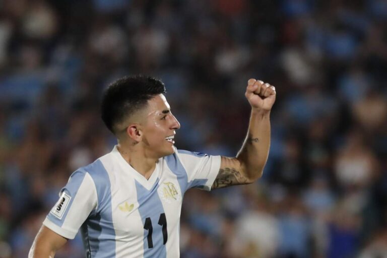 Almada esulta dopo un gol