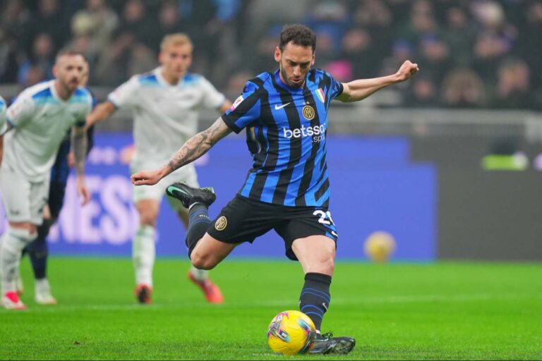 Calhanoglu tira un rigore
