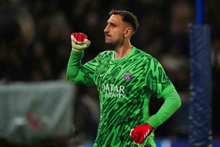 Donnarumma con il pugno stretto