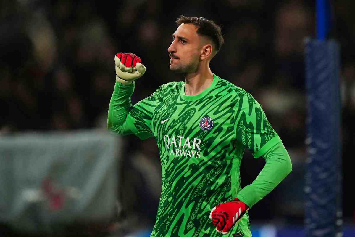 Donnarumma con il pugno stretto