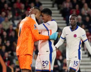 Fofana abbraccia un compagno