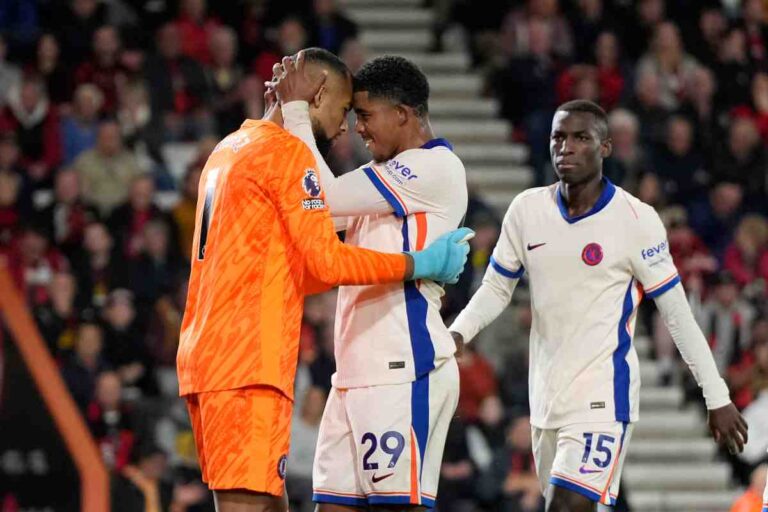 Fofana abbraccia un compagno