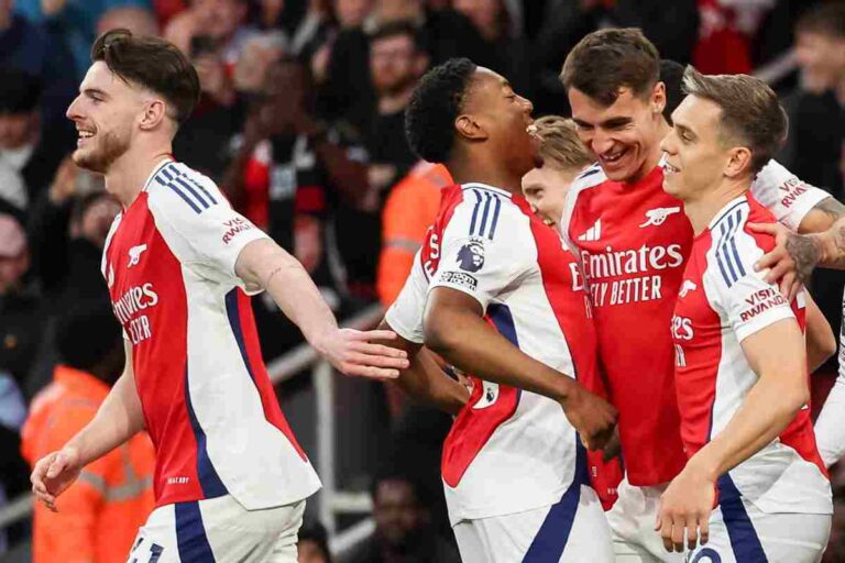 Kiwior esulta con i compagni dell'Arsenal