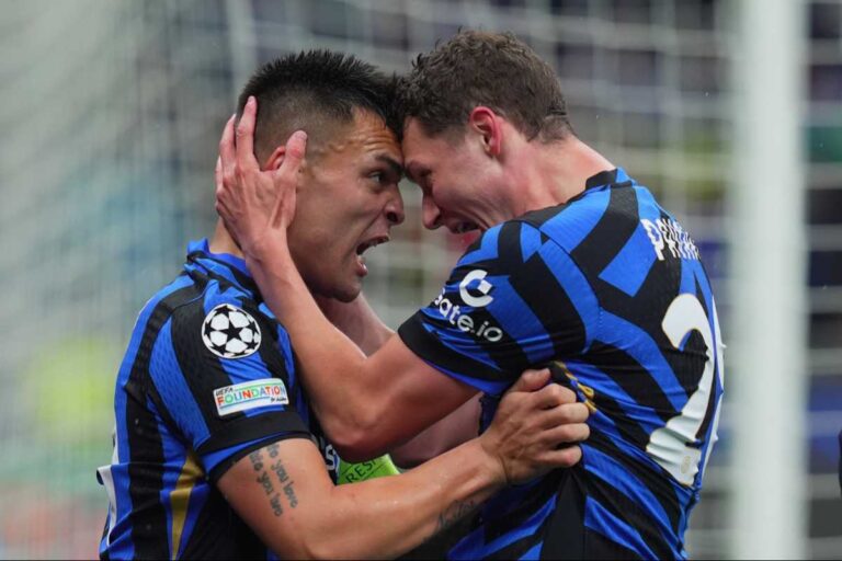 Lautaro e Pavard esultano