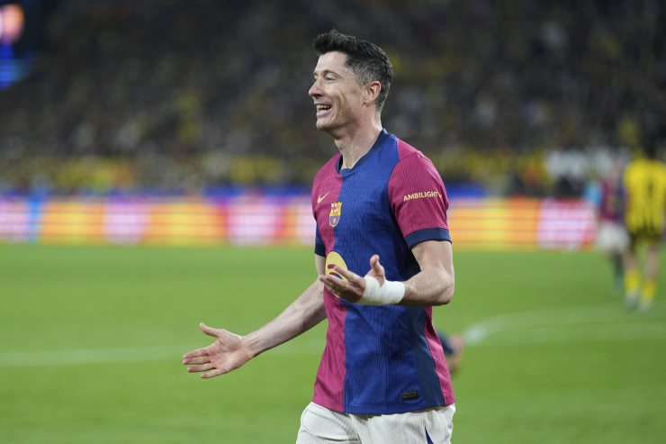Robert Lewandowski esulta