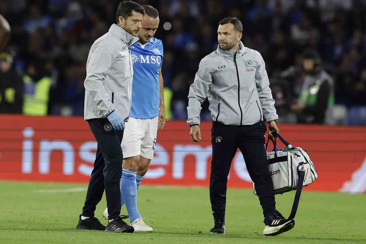 Lobotka esce dal campo per infortunio