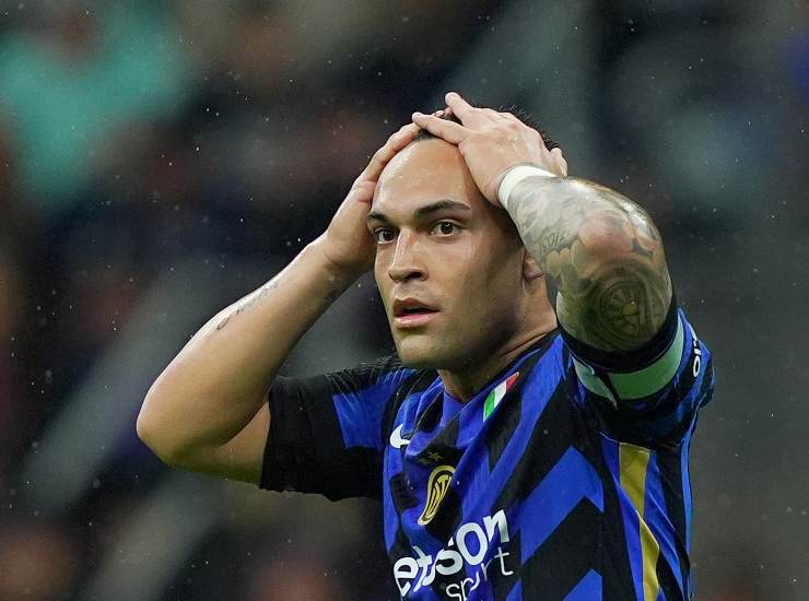 Lautaro con le mani in testa