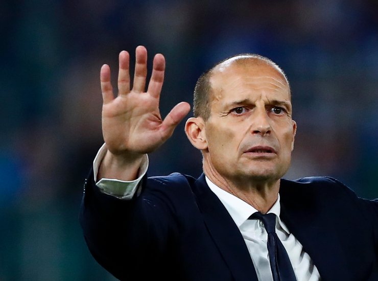 Allegri mentre dà indicazioni